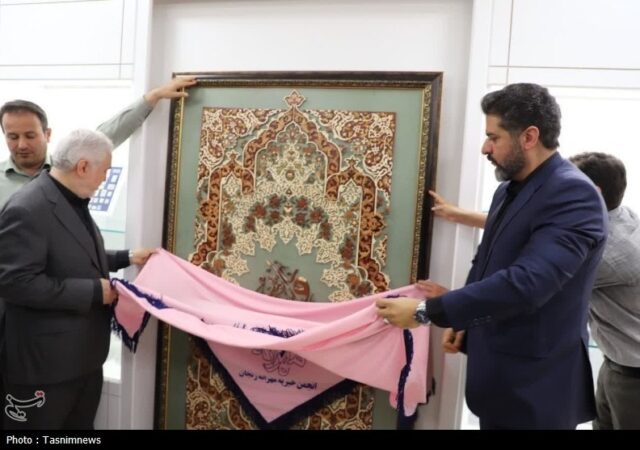 رونمایی از نخستین قرآن معرق چرمی جهان در زنجان