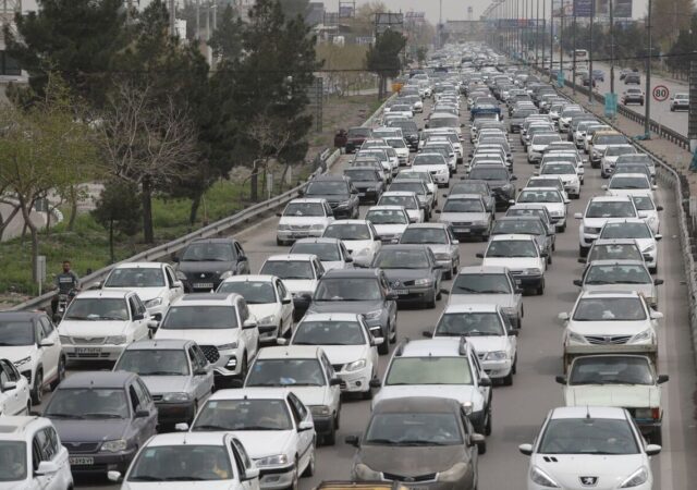 آخرین وضعیت ترافیکی محور‌های مواصلاتی در آستانه مراسم تشییع رهبر شهید / ورودی تهران قفل شد