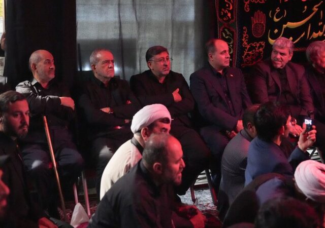 حضور رئیس‌ جمهور در آیین روضه خانگی شهید علی لاریجانی