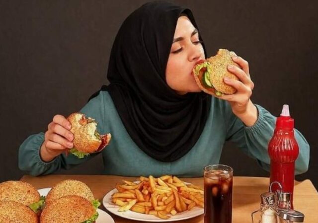 پرخوری عصبی در دختران نوجوان چه ارتباطی با عوامل روانی دارد؟