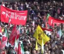 پرچم کشتن ترامپ در مراسم وداع با رهبر شهید پرچم کشتن ترامپ در مراسم وداع با رهبر شهید