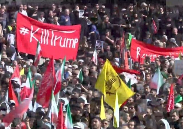 پرچم کشتن ترامپ در مراسم وداع با رهبر شهید