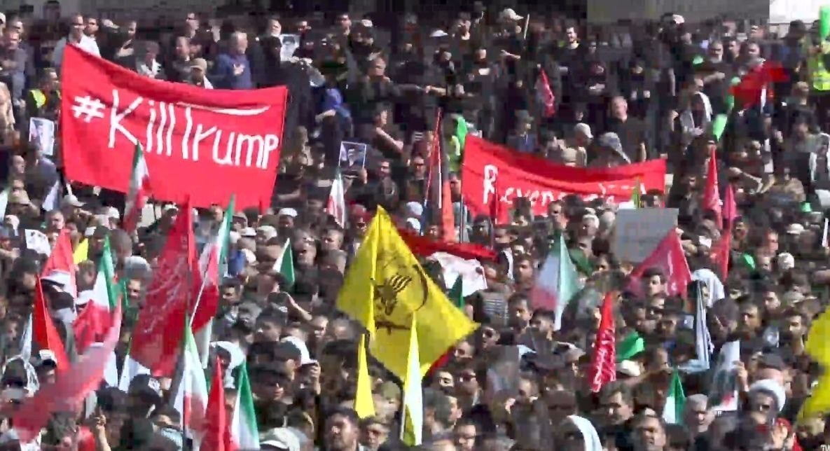 پرچم کشتن ترامپ در مراسم وداع با رهبر شهید تشییع آیتاللهالعظمی سید علی خامنهای , تشییع امام شهید , تشییع رهبر شهید , بدرقه آقای شهید ایران ,