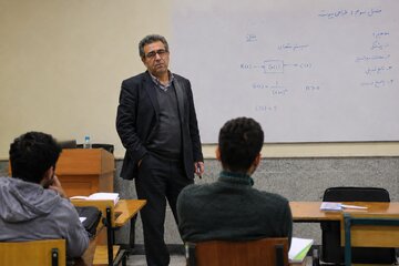 کاربران خبرآنلاین درباره افت علمی دانشگاه‌ها چه گفتند؟/ از «دانشگاه سیاسی شده» تا «مشکل فقط تحریم نیست»