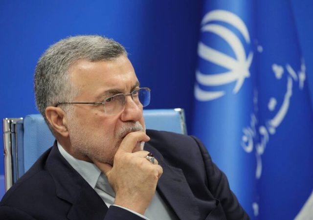 آقای وزیر؛ بیمار با سیاست درمان نمی‌شود!