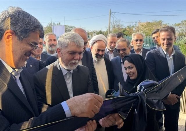 بهره‌برداری از مرکز جامع سلامت بافق با حضور وزیر ارشاد در یزد
