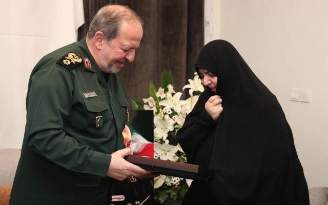 دیدار سردار ابن الرضا با خانواده شهدای جنگ رمضان