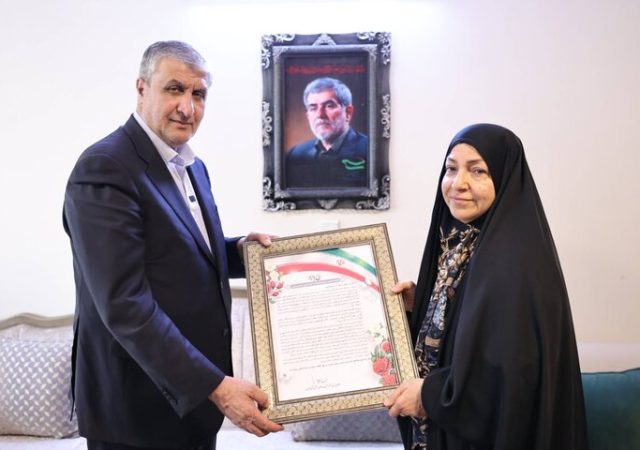 دیدار معاون رییس‌جمهور با خانواده شهید «فریدون عباسی»