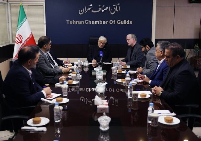 عارف: دولت آماده واگذاری اختیارات بازار به اصناف است