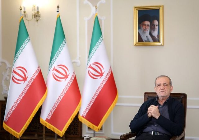 پزشکیان: اگر با مردم باشیم، هیچ قدرتی نمی‌تواند زمین‌گیرمان کند