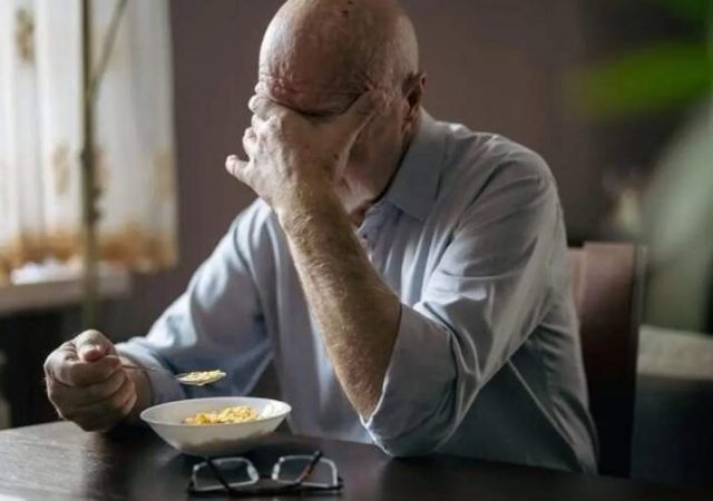 چرا آدم‌های تنها بیشتر در معرض کمبود ویتامین هستند؟