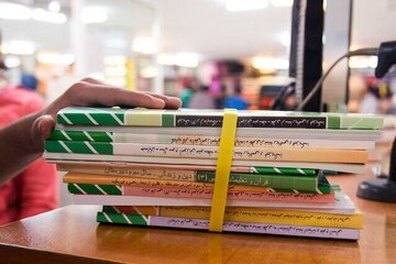 افزایش چشمگیر بهای کتاب درسی/ ۸ درصد دانش‌آموزان هنوز برای کتاب ثبت‌نام نکرده‌اند /حذف کتاب کاغذی در دستور کار است؟
