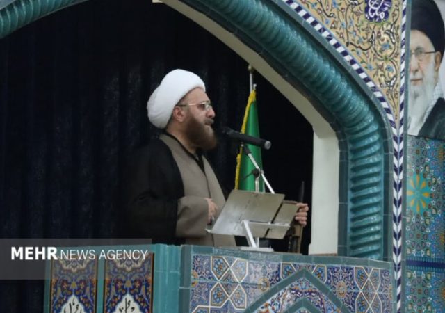 امام جمعه فومن: ایران در دفاع از منافع ملی از کسی اجازه نمی‌گیرد
