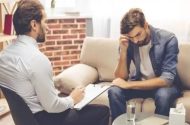 این جمله‌ها را به فرد مضطرب نگویید؛ حالش را بدتر می‌کند