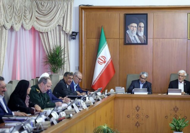 عارف: آمریکا برای مذاکره با ایران به واسطه متوسل می‌شود