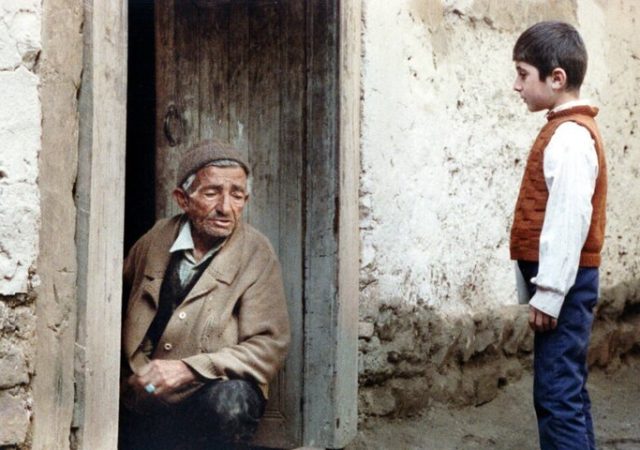 نمایش «خانه دوست کجاست؟» در سینماهای روباز آتن