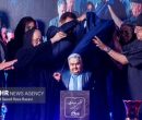 چلهنشینی اهالی هنر برای اکبر عبدی؛ رونمایی از تندیس مرد هزارچهره سینمای ایران در شبی ماندگار چلهنشینی اهالی هنر برای اکبر عبدی؛ رونمایی از تندیس مرد هزارچهره سینمای ایران در شبی ماندگار