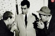 تقی ظهوری و عبدالله محمدی در حال بوسیدن دست ناصر ملک‌مطیعی؛ سال ۱۳۳۹ / عکس
