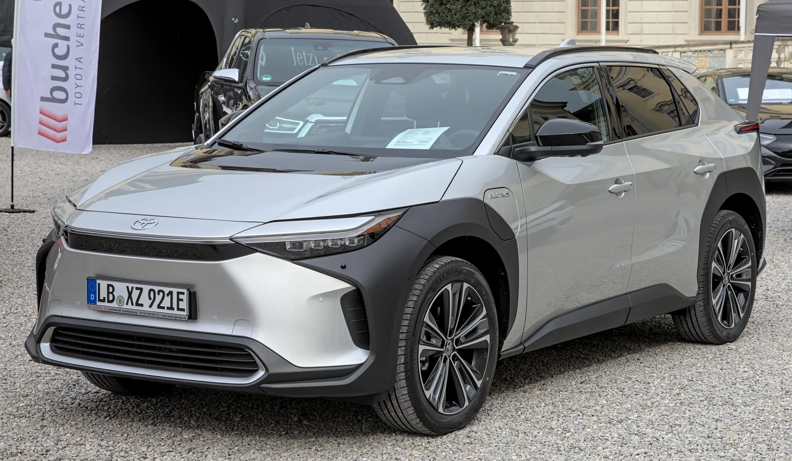 نگران شارژ این 10 خودرو برقی نباشید Toyota_bZ4X_Automesse_Ludwigsburg_2022_1X7A5895