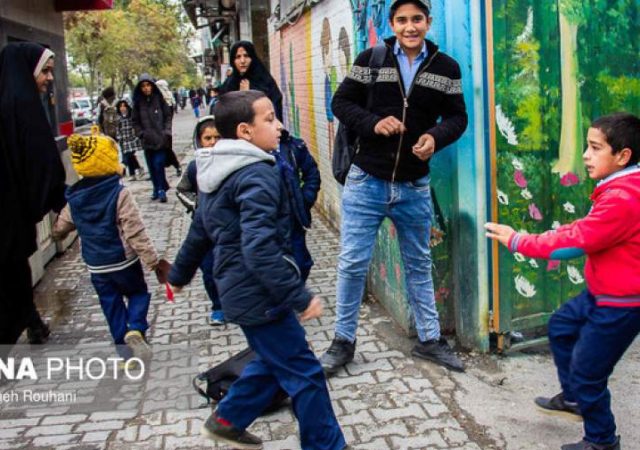 کودکانی که «دست‌بزن» دارند؛ چگونه با این مشکل برخورد کنیم؟